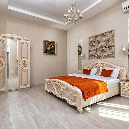 2 Bedroom Apartment Tykha Street City Center With Parking Place Лвив Екстериор снимка