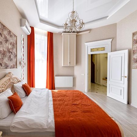 2 Bedroom Apartment Tykha Street City Center With Parking Place Лвив Екстериор снимка