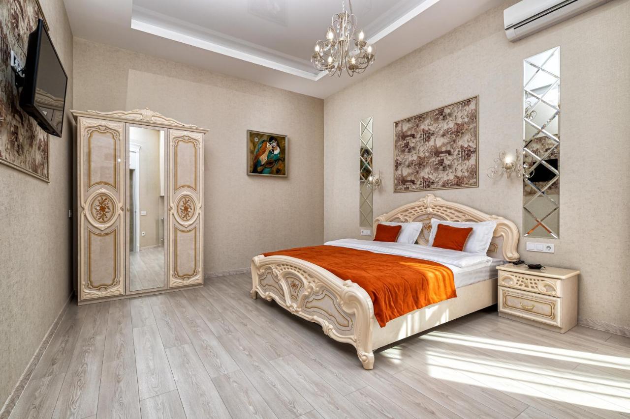 2 Bedroom Apartment Tykha Street City Center With Parking Place Лвив Екстериор снимка