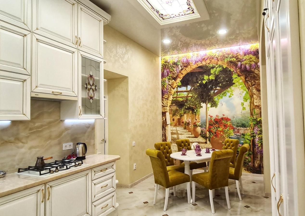 2 Bedroom Apartment Tykha Street City Center With Parking Place Лвив Екстериор снимка