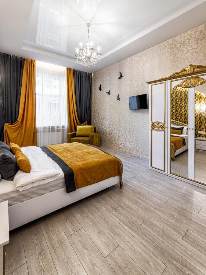 2 Bedroom Apartment Tykha Street City Center With Parking Place Лвив Екстериор снимка