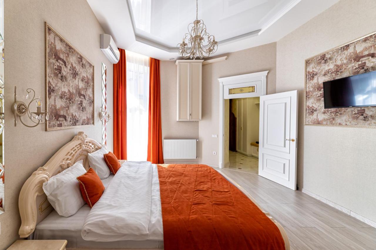 2 Bedroom Apartment Tykha Street City Center With Parking Place Лвив Екстериор снимка