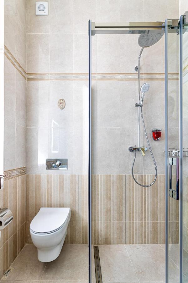 2 Bedroom Apartment Tykha Street City Center With Parking Place Лвив Екстериор снимка