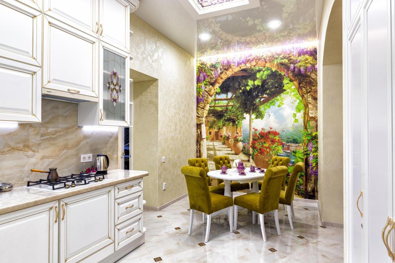 2 Bedroom Apartment Tykha Street City Center With Parking Place Лвив Екстериор снимка