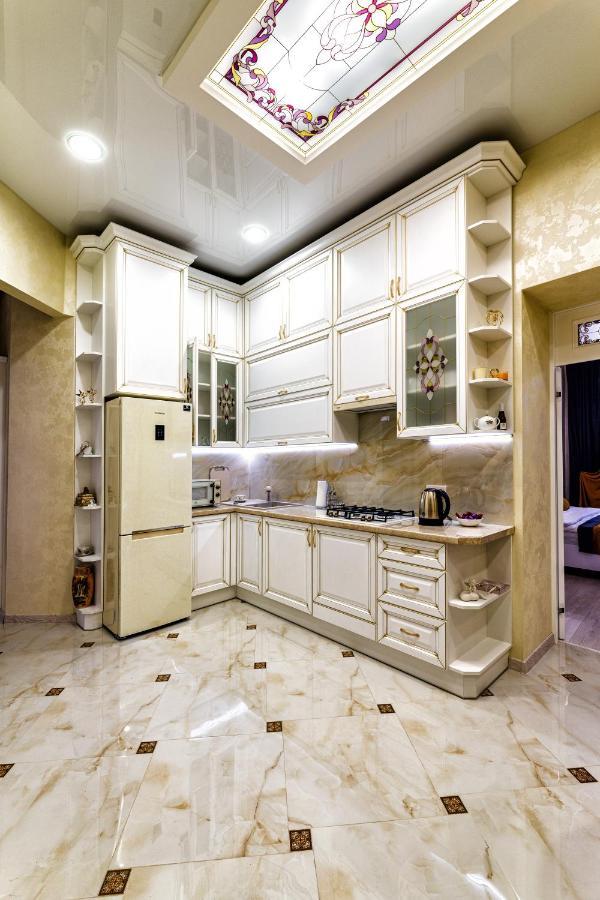 2 Bedroom Apartment Tykha Street City Center With Parking Place Лвив Екстериор снимка