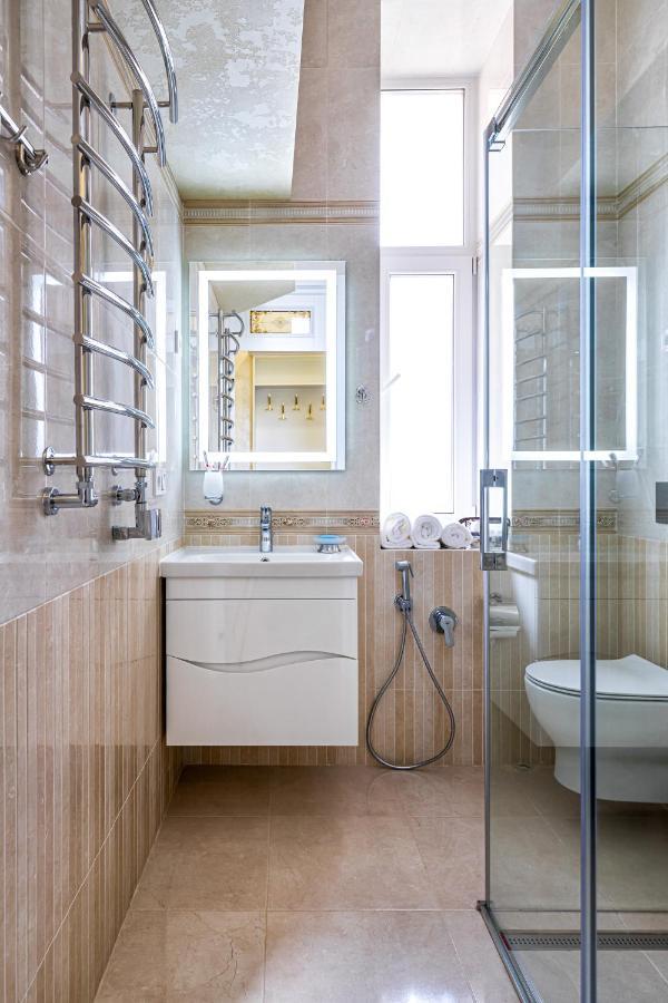 2 Bedroom Apartment Tykha Street City Center With Parking Place Лвив Екстериор снимка