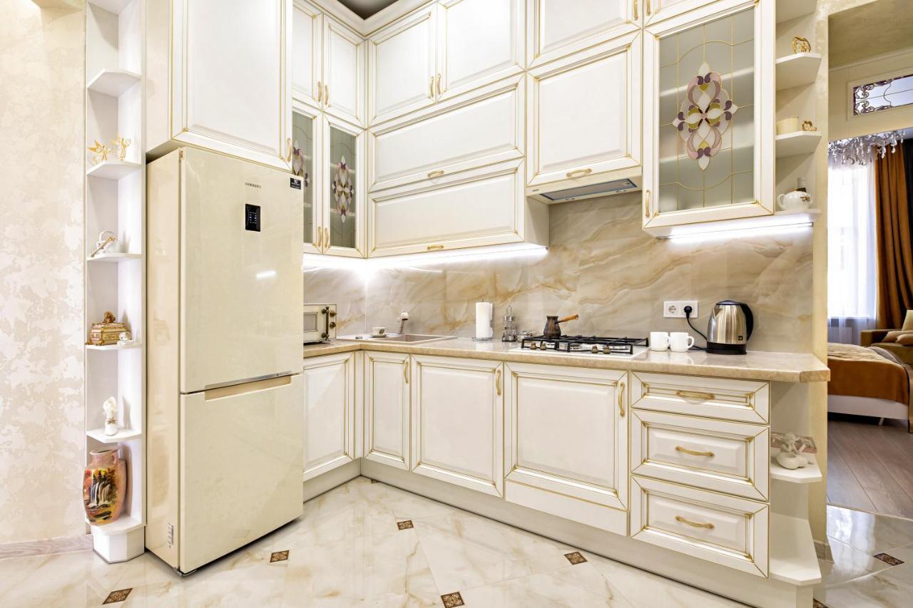 2 Bedroom Apartment Tykha Street City Center With Parking Place Лвив Екстериор снимка