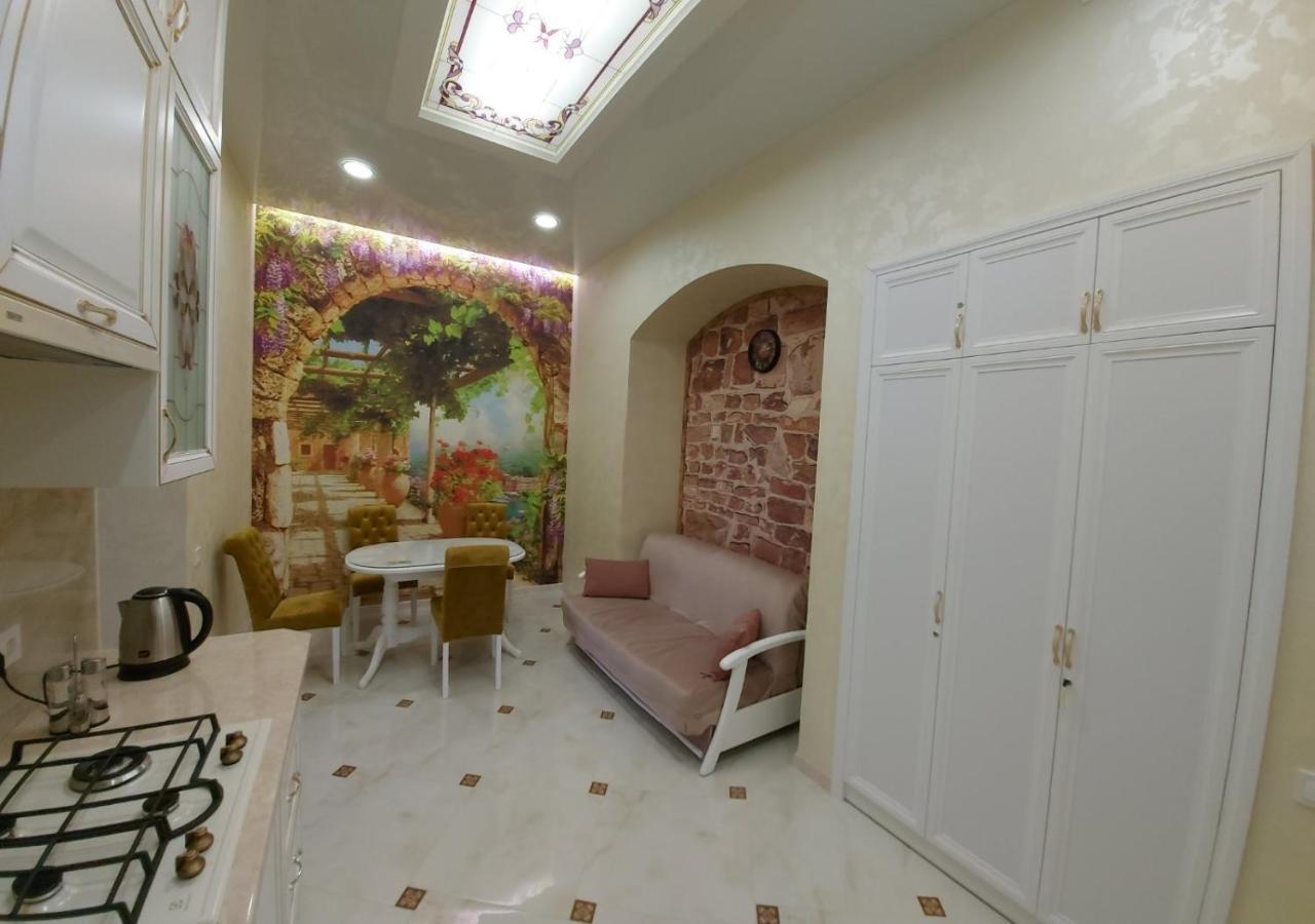 2 Bedroom Apartment Tykha Street City Center With Parking Place Лвив Екстериор снимка